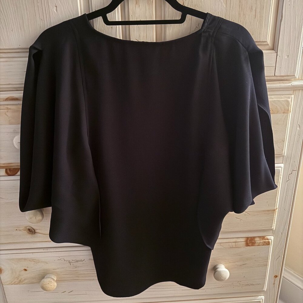 Trina Turk NWOT black v-neck cold shoulder bell short sleeve blouse XS - Picture 3 of 8